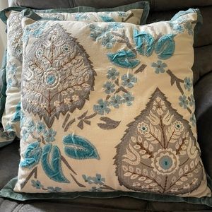 Pair of throw pillows 20x20